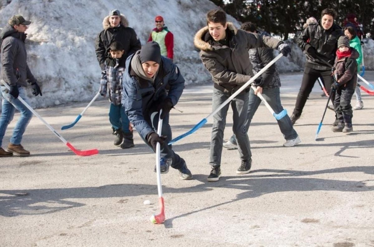 Des gens qui jouent au hockey bottine.